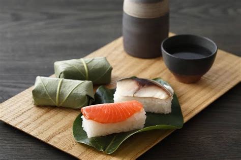  Kakinoha-zushi - Kotitekoinen maku ja raikas syksyisyys yhdistettynä herkulliseen merieläviin seoksen ansiosta!